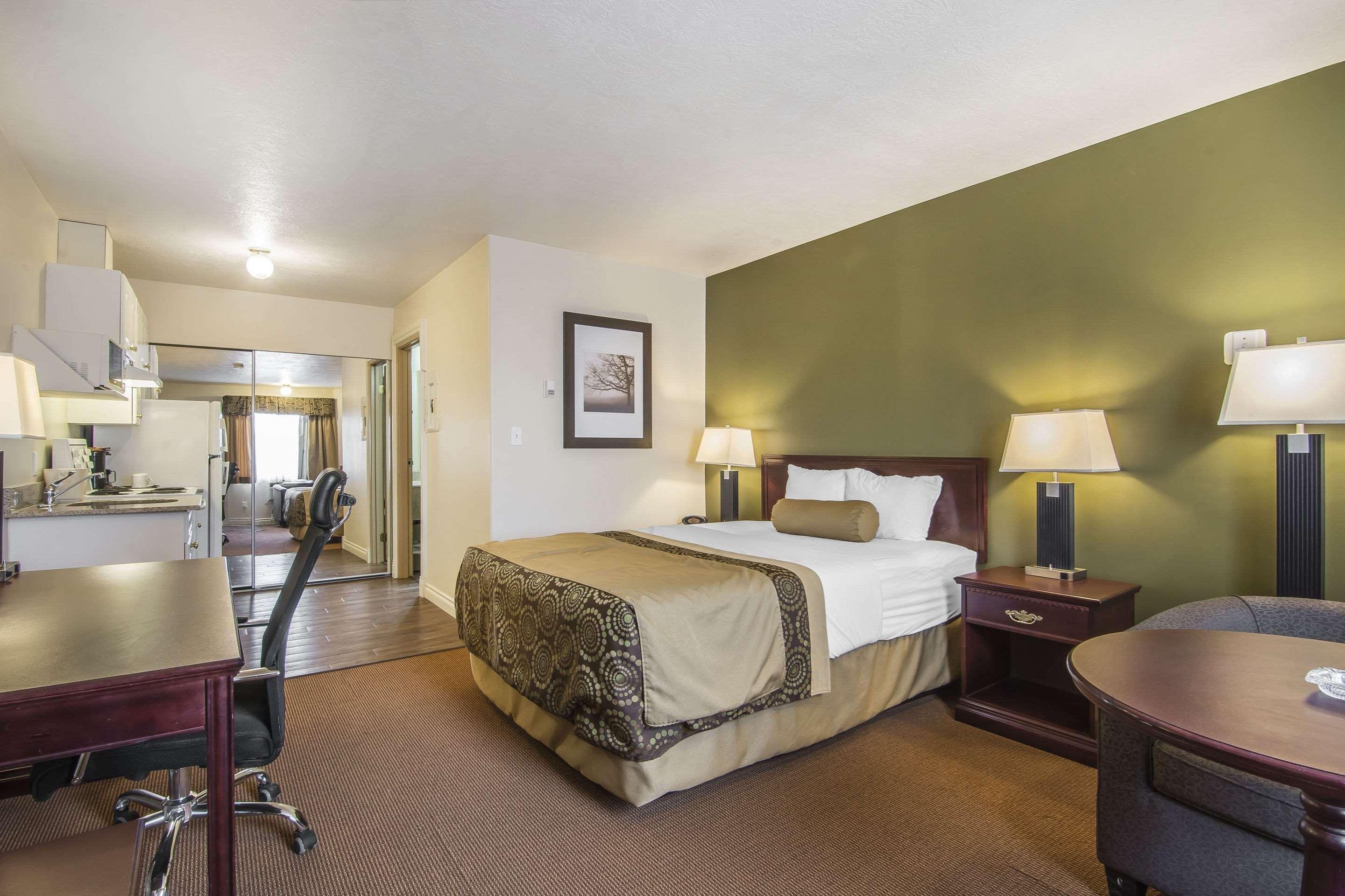 Econo Lodge Inn & Suites High Level Buitenkant foto